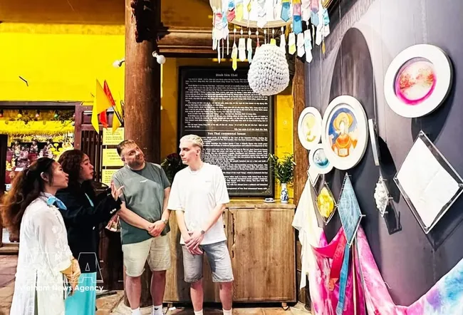 Foreigners explore Vietnamese silk at the Yen Thai communal house in Hanoi. (Photo: VNA)