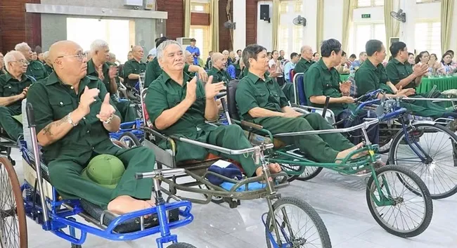 People with meritorious service to receive gifts on War Invalids and Martyrs' Day (Photo: qdnd.vn)