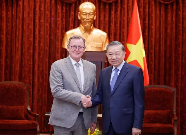 General Secretary of the Communist Party of Vietnam (CPV) Central Committee and State President To Lam (R) and Vice President of the German Bundestag Bodo Ramelow. (Photo: VNA)