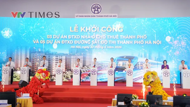 Prime Minister Le Minh Hung (C) and other delegates at the ground-breaking ceremony of the three large-scale rental housing projects and five metro line projects in Hanoi. (Photo: VTV)