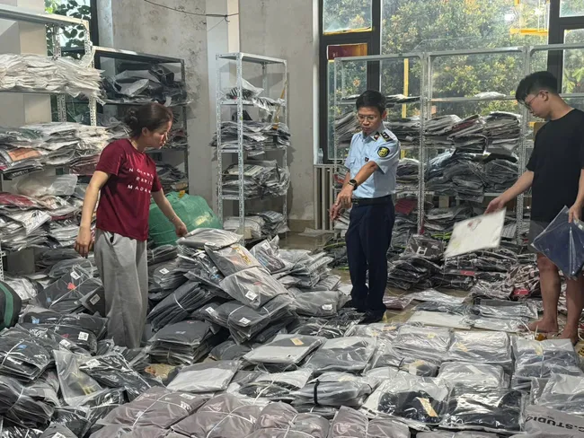 Phát hiện hàng nghìn sản phẩm quần áo nghi giả mạo nhãn hiệu tại Hà Nội