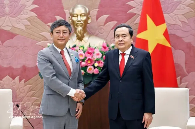 National Assembly (NA) Chairman Tran Thanh Man (right) and Indian Ambassador to Vietnam Tshering Wangchuk Sherpa at their meeting in Hanoi on June 23. (Photo: VNA)