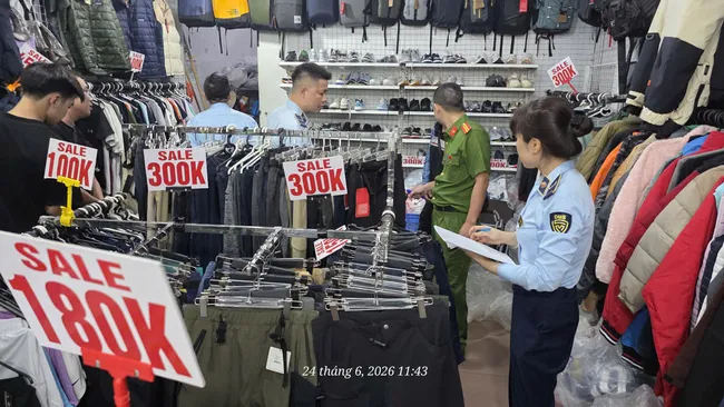 Phát hiện hơn 2.600 sản phẩm thời trang nghi giả mạo nhãn hiệu nổi tiếng