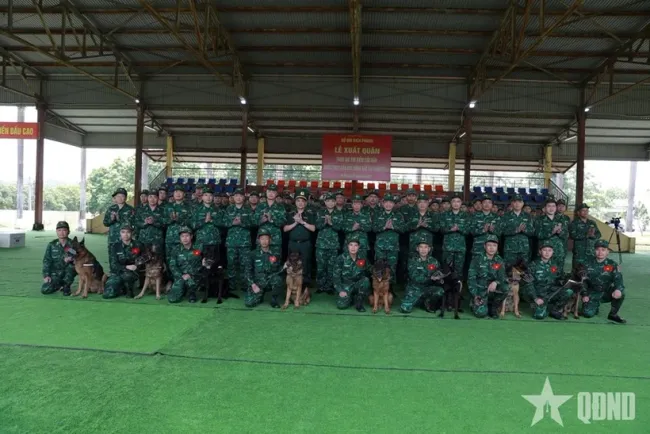 The Vietnam Border Guard's search-and-rescue contingent deploying to earthquake-hit Venezuela comprises 10 personnel and eight search-and-rescue dogs. (Photo: qdnd.vn)