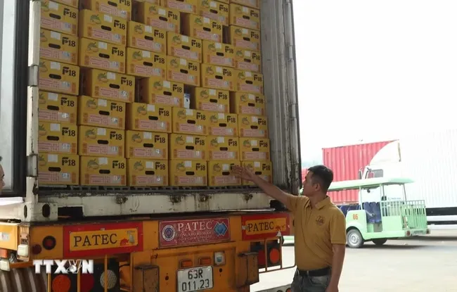 Xuất khẩu qua cửa khẩu Lào Cai tăng hơn 60%, sầu riêng lập kỷ lục