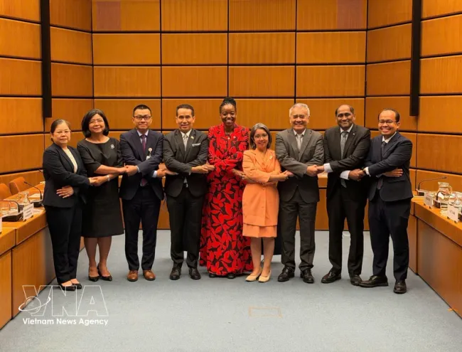 Ambassadors and Chargé d'affaires from eight ASEAN member countries and Monica Juma, Executive Director of the United Nations Office on Drugs and Crime (UNODC) pose for a group photo (Photo: VNA)