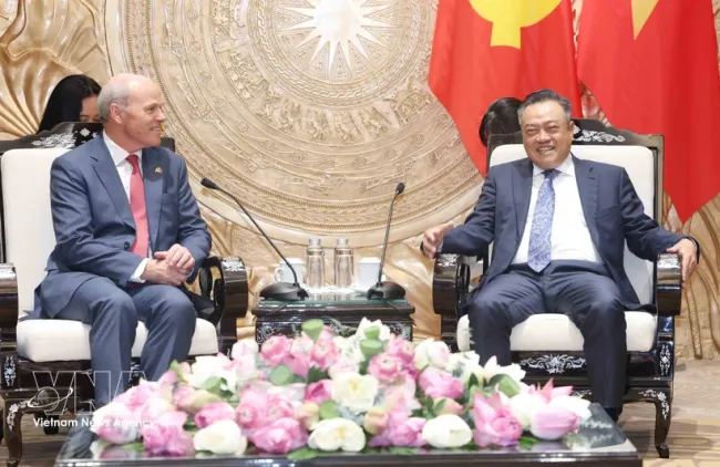 Politburo member, Secretary of the Party Central Committee and Chairman of the committee’s Inspection Commission Tran Sy Thanh (R) receives Canadian Ambassador to Vietnam Jim Nickel in Hanoi on June 11. (Photo: VNA)