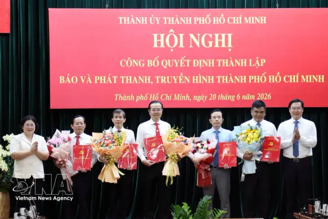 Ho Chi Minh City Party Committee leaders present appointment decisions to the Director General and Deputy Directors General of the city press and radio-television agency. (Photo: VNA)