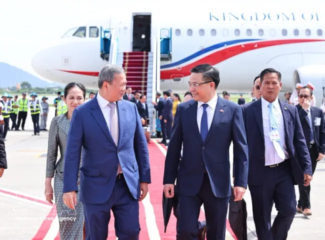 Vietnamese Minister of Industry and Trade Le Manh Hung (R) welcomes Cambodian Prime Minister Samdech Moha Borvor Thipadei Hun Manet upon his arrival at Noi Bai International Airport in Hanoi on June 8. (Photo:VNA)