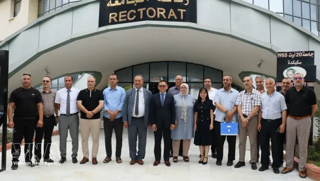 Vietnamese Ambassador to Algeria Tran Quoc Khanh (seventh from left) poses for a group photo with the leaders and staff of the University of Skikda. (Photo: VNA)