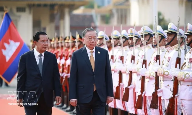 by Cambodian King Norodom Sihamoni, presides over the official welcome ceremony for General Secretary of the Communist Party of Vietnam Central Committee To Lam during his state visit to Cambodia in Phnom Penh on February 6, 2026. (Photo: VNA)