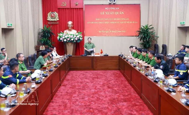 At the departure ceremony in Hanoi on June 28 for a 41-member search and rescue team from the Ministry of Public Security heading to Venezuela. (Photo: VNA)
