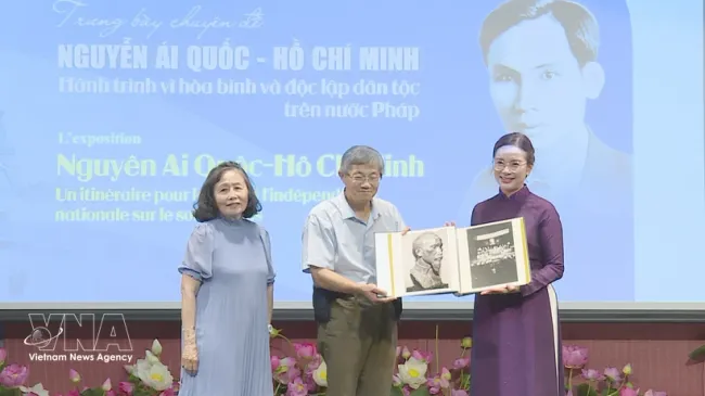 Representatives of overseas Vietnamese families in France present the Ho Chi Minh Relic Site at the Presidential Palace with valuable archival documents and photographs of President Ho Chi Minh preserved in France. (Photo: VNA)
