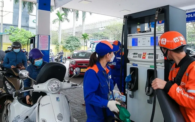Giá xăng tăng, giá dầu giữ nguyên