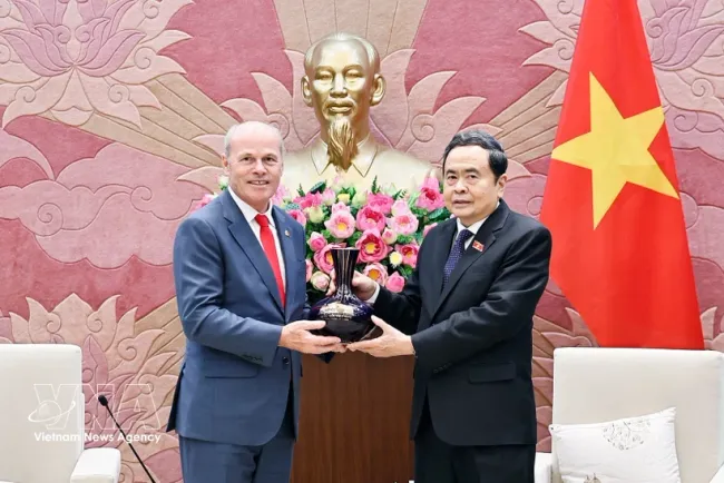 National Assembly Chairman Tran Thanh Man presents a souvenir to Canadian Ambassador to Vietnam Jim Nickel. (Photo: VNA)