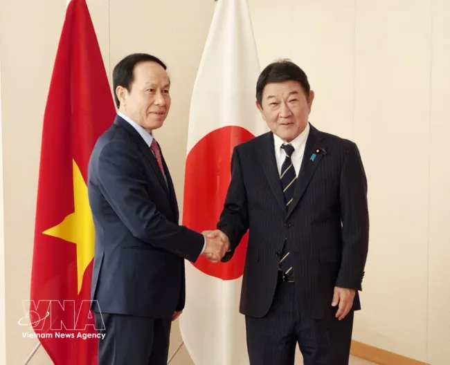 Deputy Prime Minister Le Tien Chau and Japanese Foreign Minister Motegi Toshimitsu pose for a commemorative photo. (Photo: VNA)