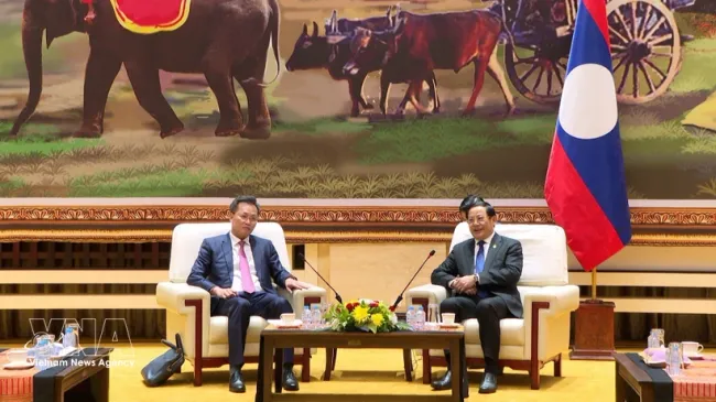 Lao PM Sonexay Siphandone (right) receives Vietnamese Auditor General Nguyen Huu Nghia in Vientiane on June 25, 2026. (Photo: VNA)