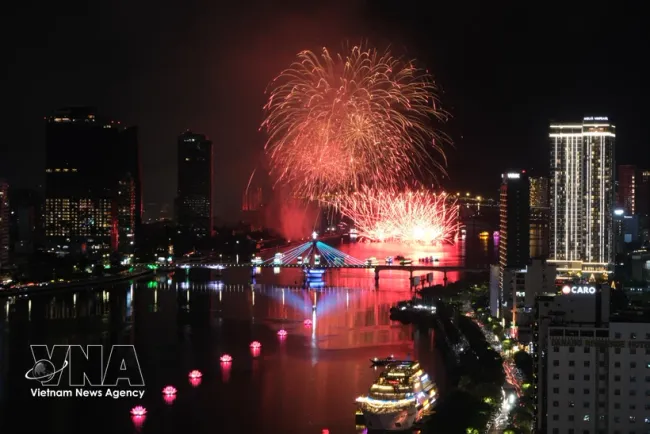 Fireworks over the Han River in Da Nang. The central city is scheduled to host the Vietnam Financial Forum 2026 on July 9–10. (Photo: VNA)