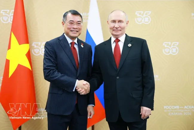 Prime Minister Le Minh Hung (L) and Russian President Vladimir Putin (Photo: VNA)