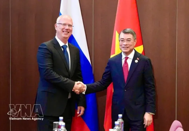 Prime Minister Le Minh Hung (R) and Kirill Dmitriev, CEO of the Russian Direct Investment Fund (RDIF). (Photo: VNA)
