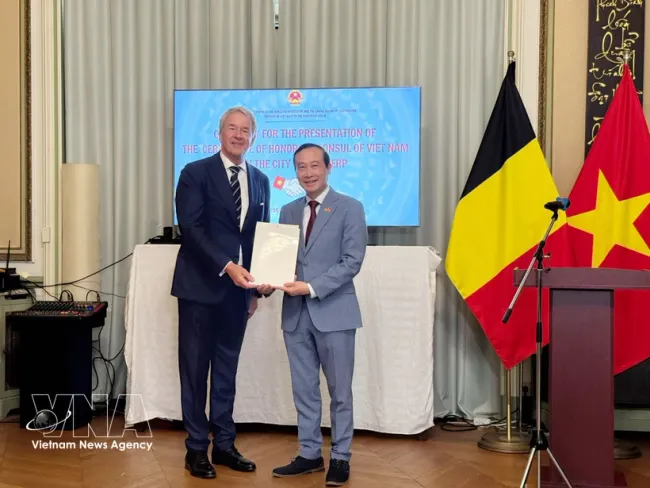 Vietnamese Ambassador to Belgium Nguyen Van Thao (R) presents the decision appointing Belgian entrepreneur Philip Yvonne J. Van Gestel as Vietnam’s Honorary Consul in Antwerp at a ceremony on June 25, 2026. (Photo: VNA)