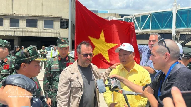 Venezuelan Minister of Foreign Affairs Yvan Gil Pinto welcomes the Vietnamese team at the airport. (Photo: VNA)