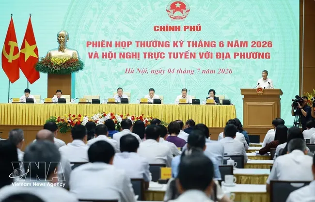 Prime Minister Le Minh Hung speaks at the Government's regular meeting for June and a nationwide teleconference with local authorities on July 4, 2026. (Photo: VNA)