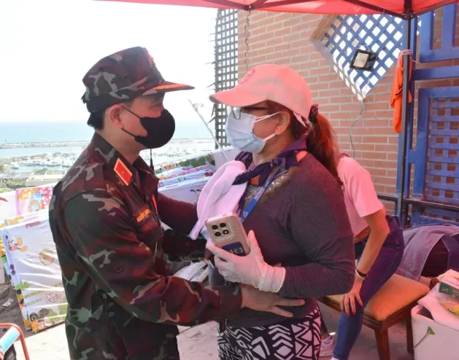 Maria Elena thanks the Vietnamese search-and-rescue team for finding her daughter's body under the rubble following the double earthquakes. (Source: Ministry of National Defence)