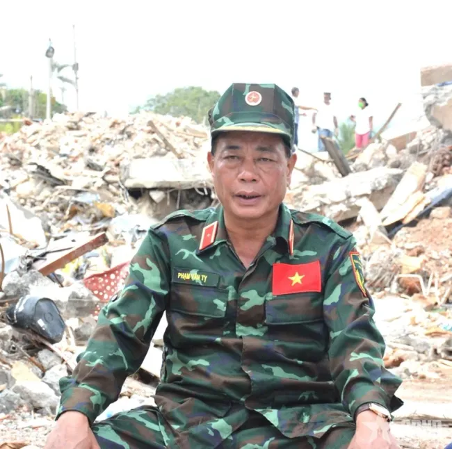 Maj. Gen. Pham Van Ty, Deputy Director of the Rescue and Relief Department (Photo: qdnd.vn)