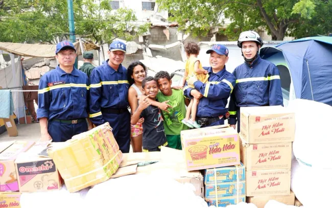 The Vietnamese rescue team delivers food and essential supplies to earthquake victims in Venezuela. (Photo: Published by VNA)