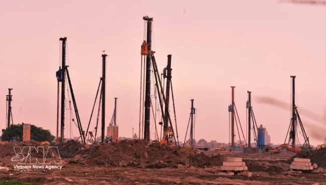 Sunrise over the construction site of Gia Binh International Airport in Bac Ninh province (Photo: VNA)