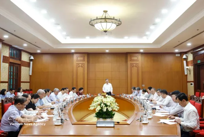An overview of the working session on improving workforce quality, creating sustainable employment and developing human resources to meet the country's new development requirements. (Photo: VNA)