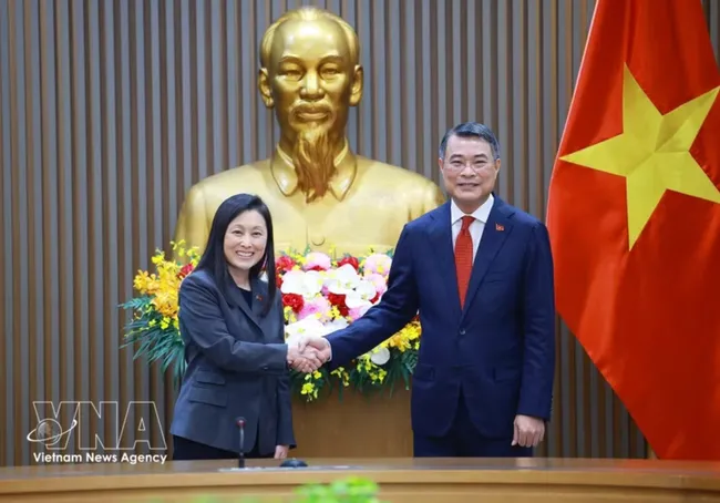 Prime Minister Le Minh Hung receives US Ambassador to Vietnam Jennifer Wicks in Hanoi on July 13, 2026. (Photo: VNA)