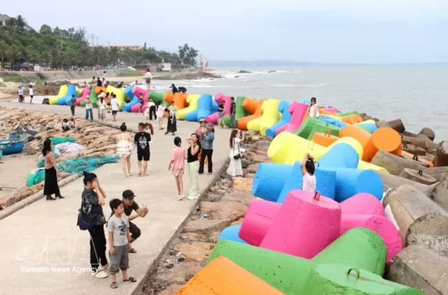 The embankment section with colourful tetrapods on Ong Dia Rock Beach is now a tourist magnet in Phu Thuy ward, Lam Dong province. (Photo: VNA)