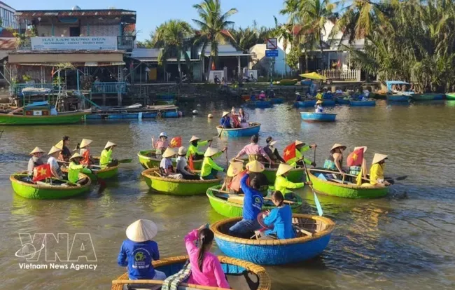 Boat tours in Cam Thanh village, Da Nang city, generate significant income for local residents. (Photo: VNA)