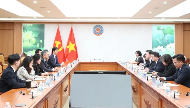 Deputy Minister of Finance Tran Quoc Phuong holds a working session with Bing Li, Head of Asia-Pacific for Bloomberg in Hanoi. (Photo: tapchitaichinh.vn)