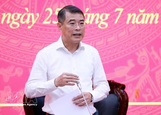PM Le Minh Hung speaks at the working session (Photo: VNA)