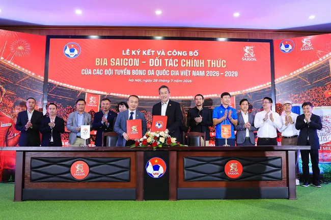 VFF Vice President Tran Anh Tu and Head Coach Kim Sang Sik presented the Vietnam National Team's jersey to sponsor