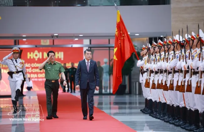 Prime Minister Le Minh Hung (right) attends the conference held by the Ministry of Public Security in Hanoi on July 2, 2026. (Photo: VNA)