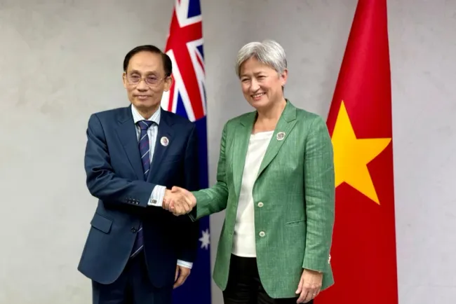 Vietnamese Minister of Foreign Affairs Le Hoai Trung (L) and his Australian counterpart Penny Wong in their meeting in Manila on July 22. (Photo: Courtesy of the Ministry of Foreign Affairs)