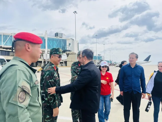 Venezuelan Foreign Minister Yván Gil Pinto sees off Vietnam's rescue and relief team at Simón Bolívar International Airport in Caracas on July 9 (local time). (Photo: Ministry of Foreign Affairs)