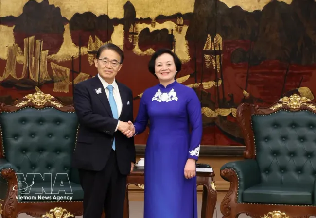 Deputy Prime Minister Pham Thi Thanh Tra (R) meets with Governor of Japan's Aichi prefecture Omura Hideaki in Hanoi on July 10, 2026. (Photo: VNA)