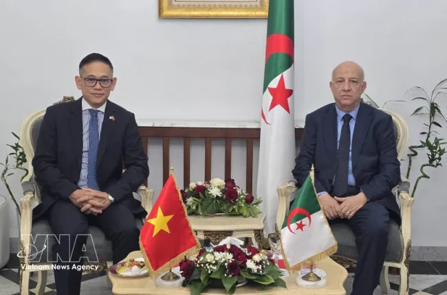 FLN Secretary-General Abdelkrim Benmbarek (right) and Ambassador Tran Quoc Khanh at the working session on July 13 (Photo: VNA)