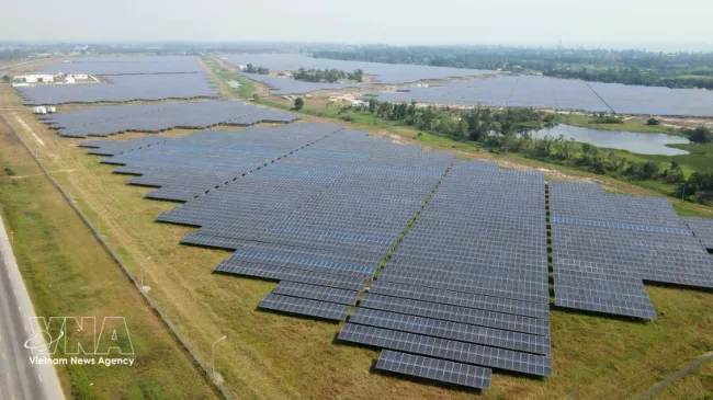 Cam Hoa solar power plant in Ha Tinh province is equipped with approximately 152,600 solar panels (Photo: VNA)