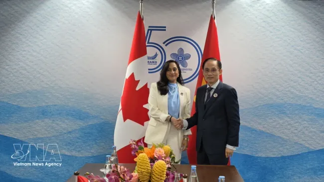 Vietnamese Minister of Foreign Affairs Le Hoai Trung and Canadian Foreign Minister Anita Anand pose for a commemorative photo. (Photo: VNA)