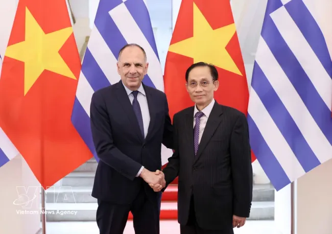 Minister of Foreign Affairs Le Hoai Trung welcomes Greek Minister of Foreign Affairs George Gerapetritis in Hanoi on July 17 (Photo: VNA)