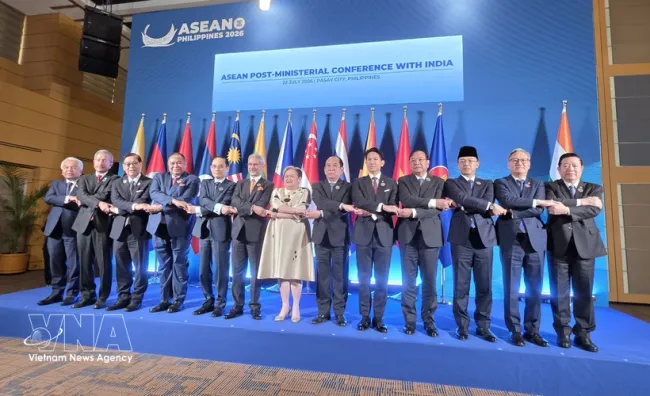 Vietnamese Minister of Foreign Affairs Le Hoai Trung (fifth from left) and other officials pose for a commemorative photo at the ASEAN Post-Ministerial Conference with India in Pasay city, the Philippines, on July 22. (Photo: VNA)