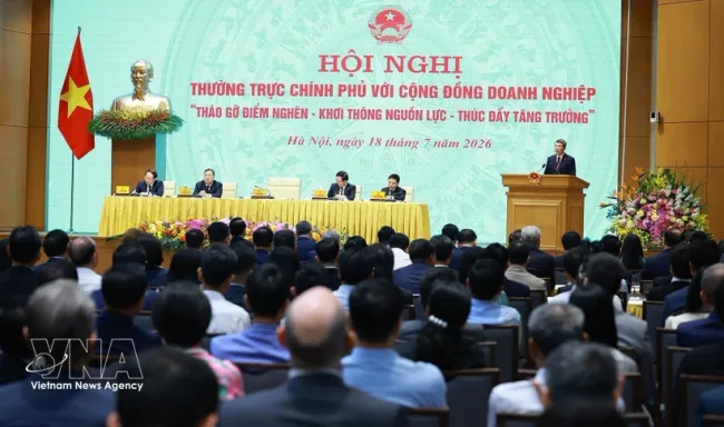 Prime Minister Le Minh Hung chairs a government meeting with the business community in Hanoi on July 18 (Photo: VNA)