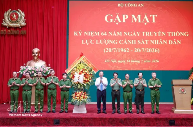 Party General Secretary and State President To Lam present greeting flowers to the People'sPolice force on the occasion of the 64th anniversary of the force's traditional day (Photo: VNA)