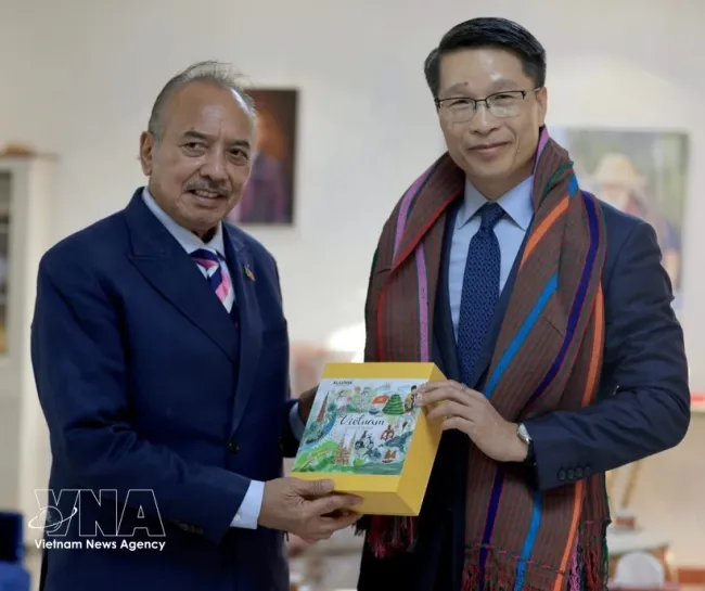 Chargé d'Affaires of Vietnam to Timor-Leste Pham Binh Dam (R) and Timor-Leste's Deputy Prime Minister Francisco Kalbuadi Lay. (Photo: VNA)